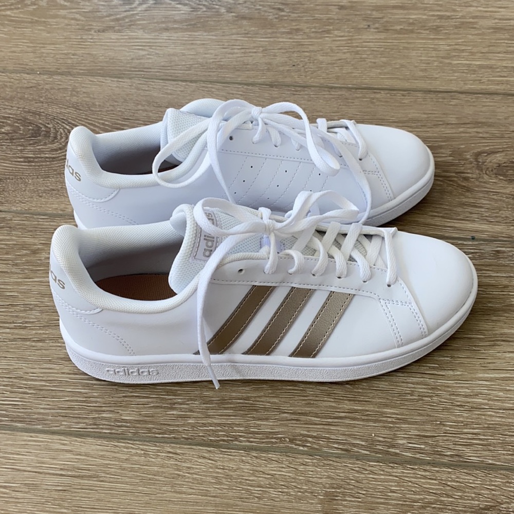 Adidas women’s 9.5 original sneakers